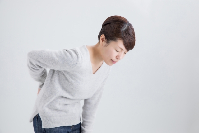 脊柱管狭窄症の辛い症状に悩む女性